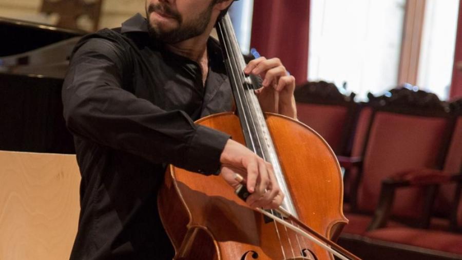 El violonchelista Iago Domínguez, acompañado de Eriko Ishimoto al piano, ofrece este miércores un concierto en la Casa do Saber