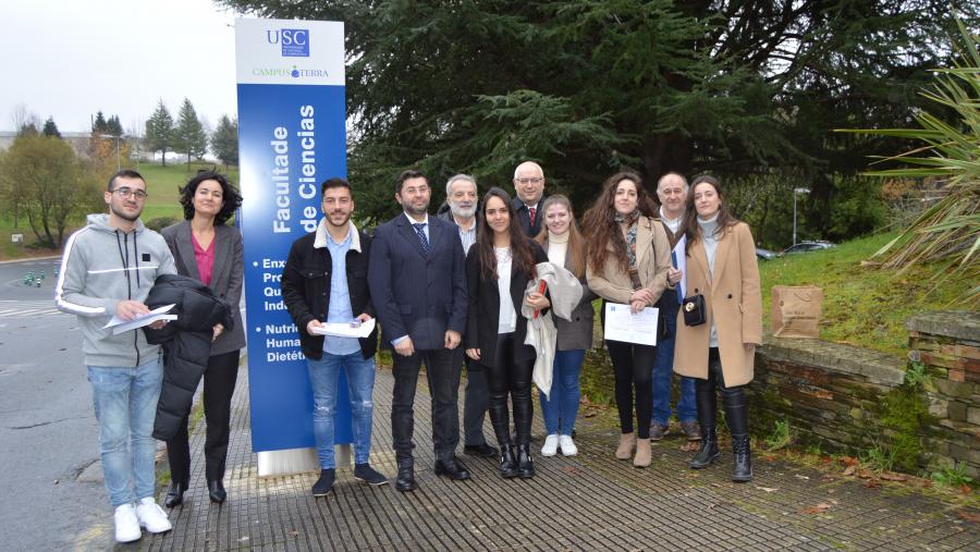 Estudantes galardados e responsables da organización do certame, no exterior da Facultade de Ciencias de Lugo