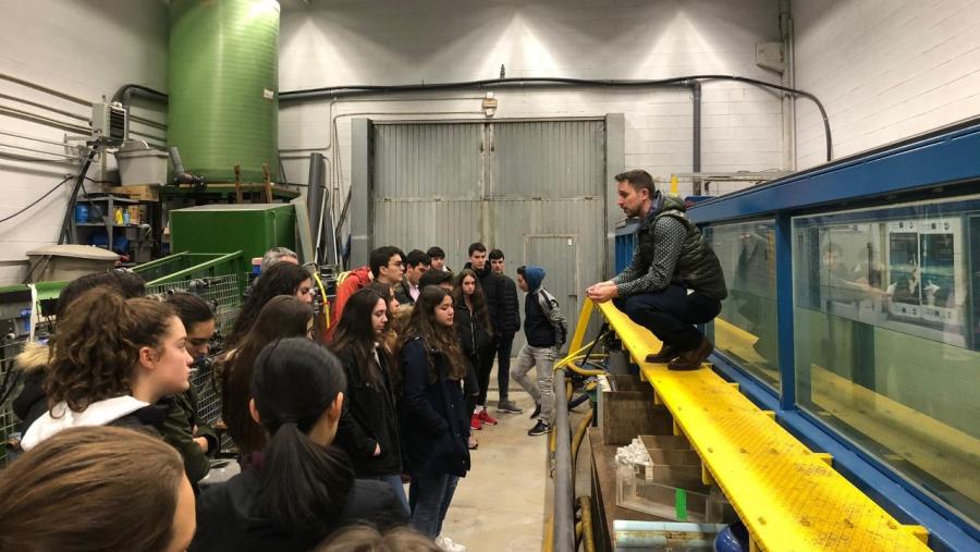 Rodrigo Carballo explica ao alumnado as posibilidades de I+d+i que ofrece a canle de ensaios de ondas mariñas do Laboratorio de Hidráulica da EPSE
