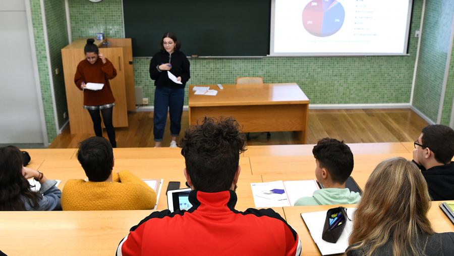 Alumnado da USC realizando unha presentación