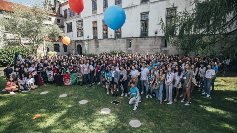 As familias interesadas deben poñerse en contacto coa Oficina de Cursos Internacionais