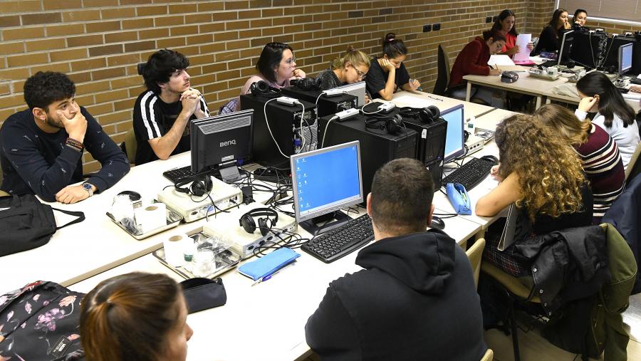 Alumnado da USC realizando un traballo en equipo. FOTO: Santi Alvite