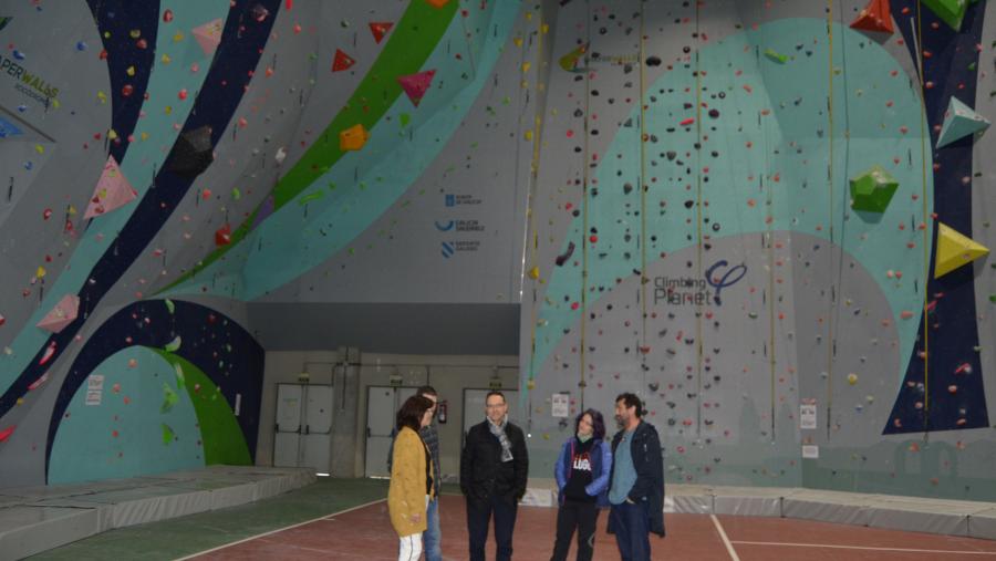 Valcárcel, Varela Zapata e Castro, con técnicos da empresa que xestiona o rocódromo de Lugo