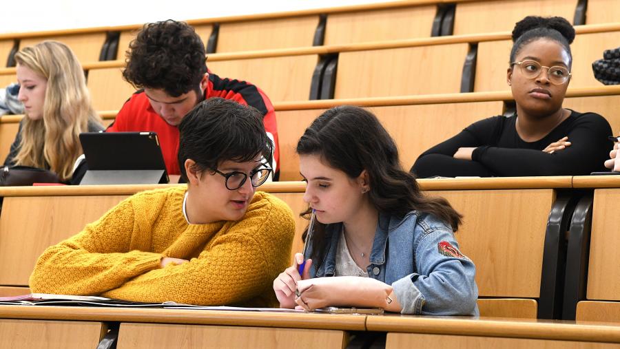 Dirixida á comunidade universitaria así como a calquera persoa maior de 16 de anos interesada, a oferta de cursos dispón de distintas alternativas de horario en función do idioma elixido así como distintos emprazamentos. FOTO: Santi Alvite