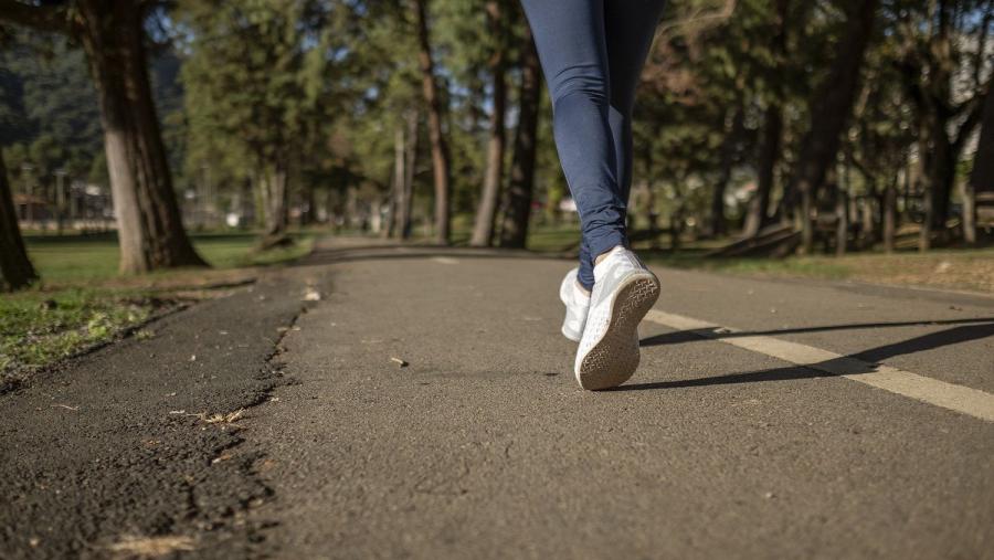 Imaxe dos pés dunha persoa que está a correr