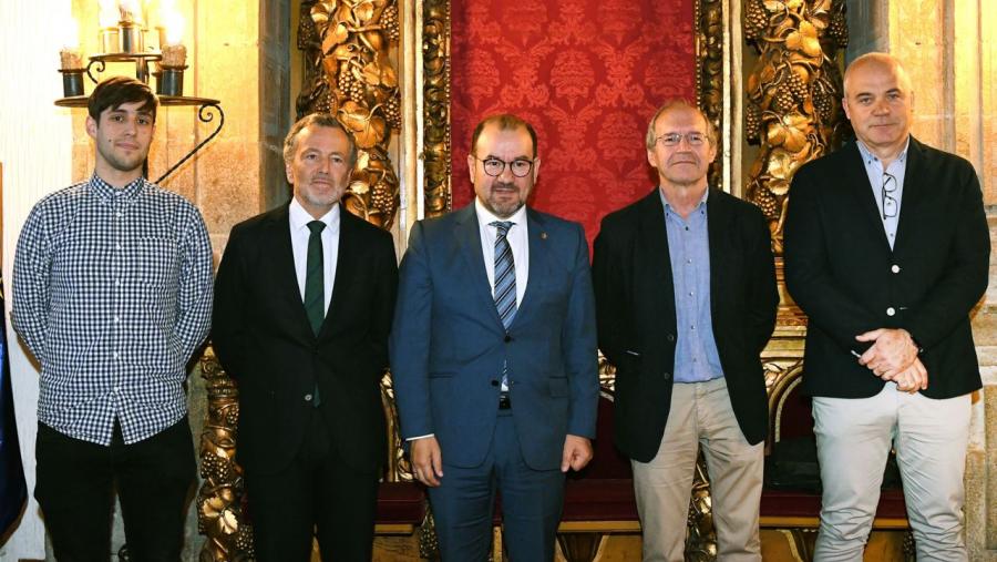 Foto de familia cos premiados. FOTO: Santi Alvite