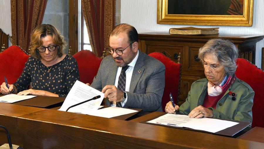 O reitor Antonio López e a presidenta da Fundación Renal, Isabel Entero, acompañada pola súa directora xeral, Blanca Miranda, asinaron este luns, no Colexio san Xerome, o convenio. FOTO: Santi Alvite 