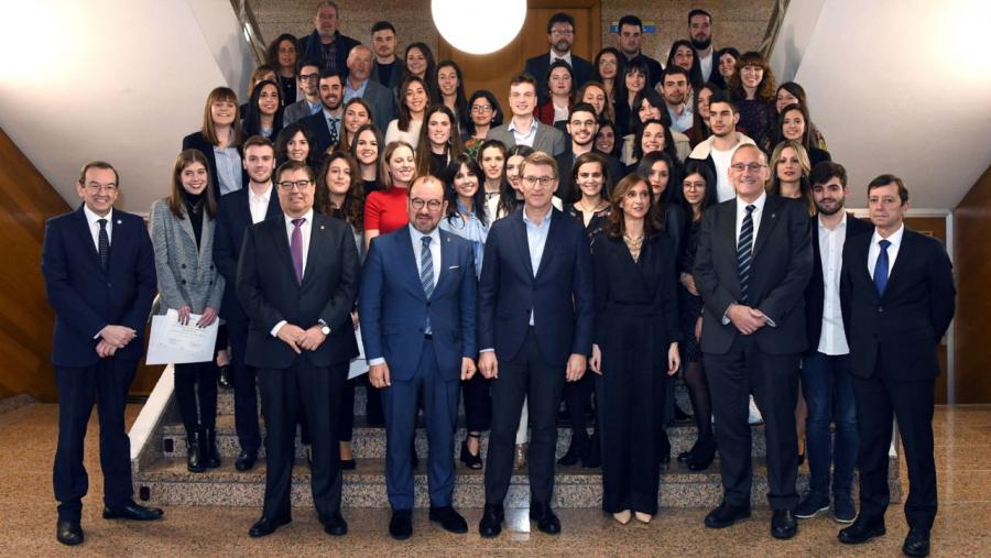 Os tres reitores, o presidente da Xunta, a conselleira de Educación e o secretario xeral de Universidades posan co alumnado premiado. FOTO: Santi Alvite