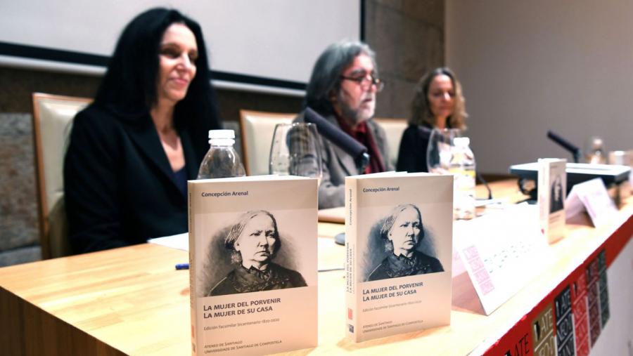 A profesora Carmen Blanco, en primeiro termo, redactou o prólogo da obra. FOTO: Santi Alvite A profesora Carmen Blanco, en primeiro termo, redactou o prólogo da obra. FOTO: Santi Alvite
