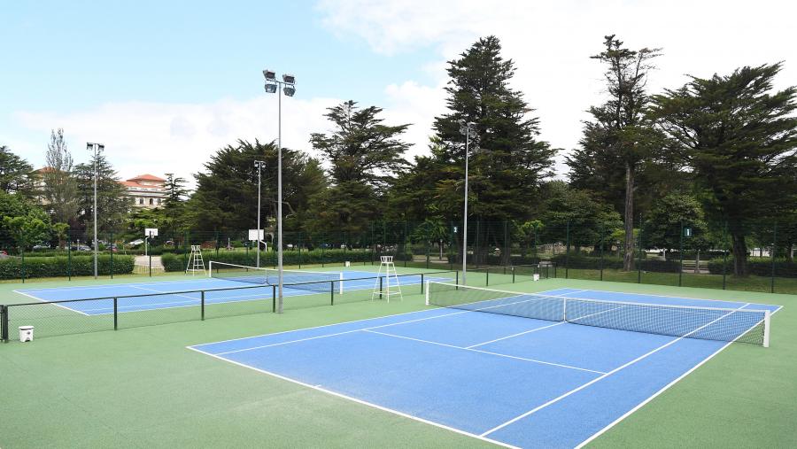 No caso do tenis, na pista respectarase a distancia mínima de dous metros. FOTO: Santi Alvite No caso do tenis, na pista respectarase a distancia mínima de dous metros. FOTO: Santi Alvite