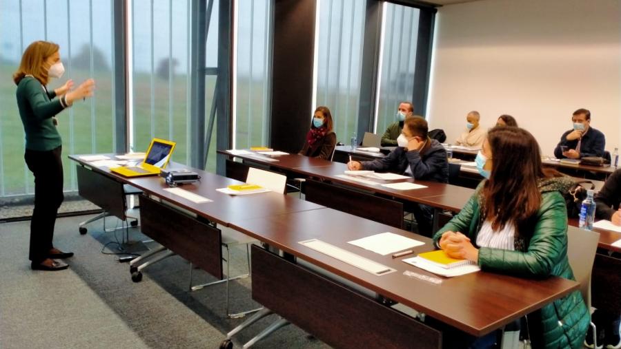 Participantes no curso sobre análise sensorial impartido por Fernández-Albalat na Aula de Produtos Lácteos da USC Participantes no curso sobre análise sensorial impartido por Fernández-Albalat na Aula de Produtos Lácteos da USC