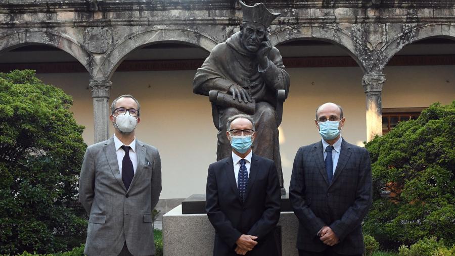 De esquerda a dereita, Carlos Salgado, José Manuel Sabucedo e Luis Miguel Botana logo de recoller este xoves as Medallas de Investigación 2020 outorgadas pola Real Academia Galega de Ciencias. FOTO: Santi Alvite De esquerda a dereita, Carlos Salgado, José Manuel Sabucedo e Luis Miguel Botana logo de recoller este xoves as Medallas de Investigación 2020 outorgadas pola Real Academia Galega de Ciencias. FOTO: Santi Alvite