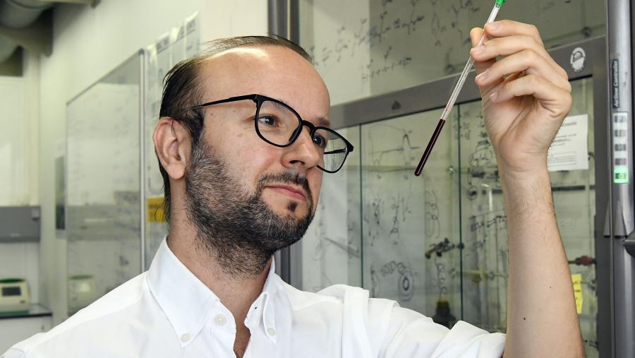 Javier Montenegro traballando no seu laboratorio do CiQUS. FOTO: Santi Alvite