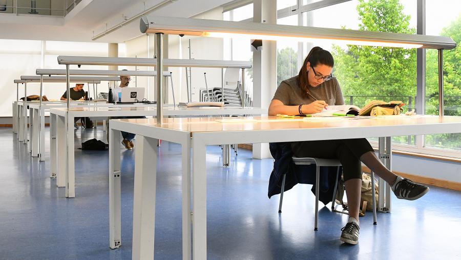 Estudantes na biblioteca. Foto: Santi Alvite Estudantes na biblioteca. Foto: Santi Alvite