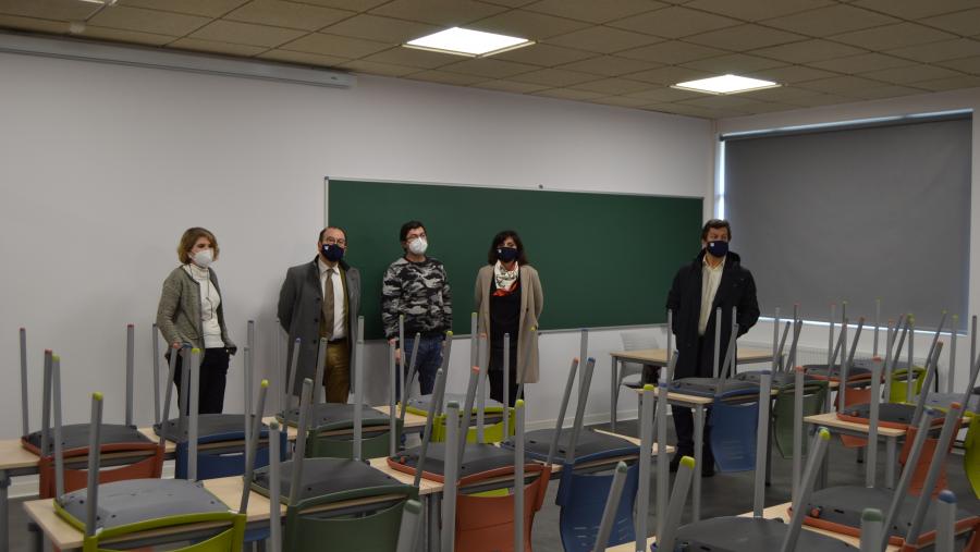 De esquerda a dereita, Asteria Luzardo, Antonio López, Francisco José Fraga, Montserrat Valcárcel e Javier Ferreira, nunha das aulas novas habilitadas en Ciencias De esquerda a dereita, Asteria Luzardo, Antonio López, Francisco José Fraga, Montserrat Valcárcel e Javier Ferreira, nunha das aulas novas habilitadas en Ciencias