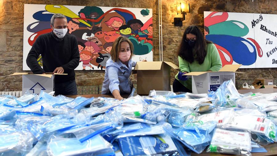 O Programa de Voluntariado fronte á COVID-19 naceu para favorecer a maior e continuada sensibilización da comunidade universitaria e promover o cumprimento de medidas de hixiene e comportamentos sociais axeitados contra a pandemia. FOTO: Santi Alvite O Programa de Voluntariado fronte á COVID-19 naceu para favorecer a maior e continuada sensibilización da comunidade universitaria e promover o cumprimento de medidas de hixiene e comportamentos sociais axeitados contra a pandemia. FOTO: Santi Alvite