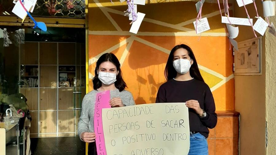 Estas alumnas da USC están a facer as súas prácticas no Centro Entelequia de Santiago de Compostela Estas alumnas da USC están a facer as súas prácticas no Centro Entelequia de Santiago de Compostela
