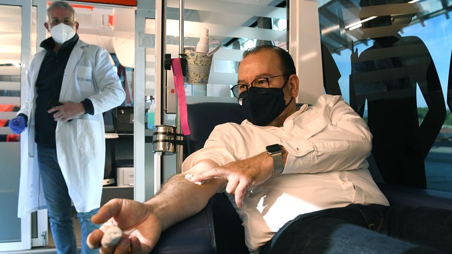 O reitor Antonio López tras doar sangue na unidade móbil situada nas Facultades de Enfermería e de Ciencias da Educación. Foto: Santi Alvite O reitor Antonio López tras doar sangue na unidade móbil situada nas Facultades de Enfermería e de Ciencias da Educación. Foto: Santi Alvite