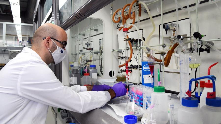 A Comisión de Normalización Lingüística da Facultade de Química da USC convocou a primeira edición deste certame para coa intención de divulgar en galego as achegas da química sostible na resolución de problemas nos ámbitos da saúde, o ambiente e a industria. FOTO: Santi Alvite
