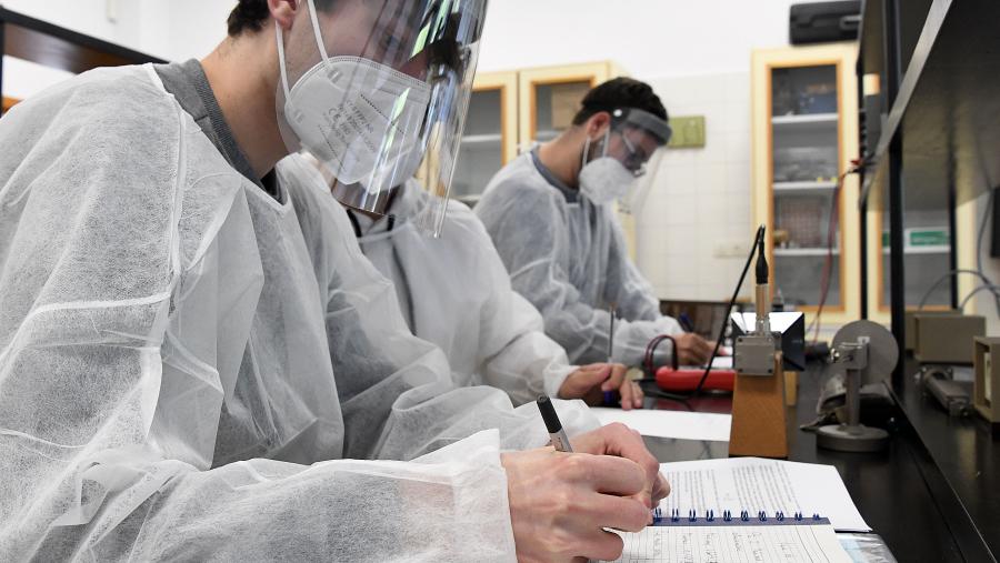 O sistema de nomes anglófonos tamén pode interferir noutros aspectos da investigación, incluídas as solicitudes de subvencións e a inscrición a conferencias. FOTO: Santi Alvite O sistema de nomes anglófonos tamén pode interferir noutros aspectos da investigación, incluídas as solicitudes de subvencións e a inscrición a conferencias. FOTO: Santi Alvite