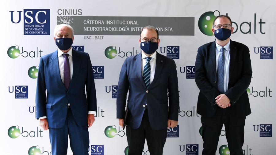 De esquerda a dereita, o director da Cátedra, Manuel Pumar; o reitor Antonio López; e Gumersindo Feijoo, vicerreitor de Planificación, Tecnoloxías e Sustentabilidade. FOTO: Santi Alvite