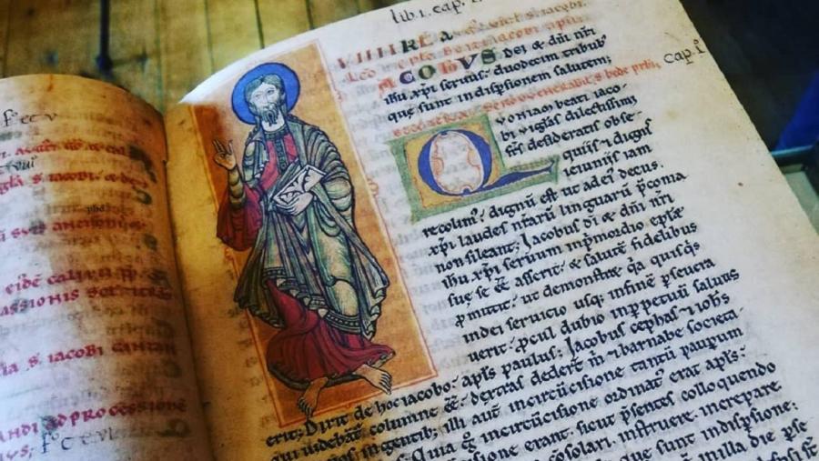 A configuración do espazo medieval, o poder da escrita, os trobadores e as tradicións románicas, así como a muller na sociedade medieval conforman as temáticas das mesas redondas que o congreso acolle na súa xornada inicial A configuración do espazo medieval, o poder da escrita, os trobadores e as tradicións románicas, así como a muller na sociedade medieval conforman as temáticas das mesas redondas que o congreso acolle na súa xornada inicial