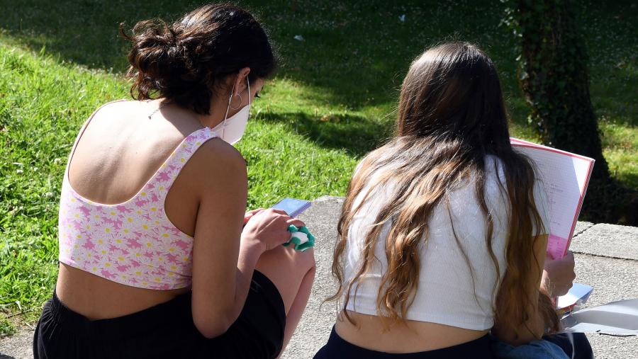 O Programa para Deixar de Fumar é gratuíto e lévase a cabo en formato grupal. Imaxe de arquivo de alumnado consultando o teléfono móbil. FOTO: Santi Alvite O Programa para Deixar de Fumar é gratuíto e lévase a cabo en formato grupal. Imaxe de arquivo de alumnado consultando o teléfono móbil. FOTO: Santi Alvite