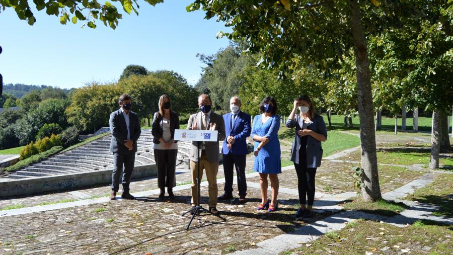 De esqueda a dereITA, Javier Ferreira, Lara Méndez, Antonio López, José Tomé, Montserrat Valcárcel e Pilar García, na Valgada do Campus de Lugo