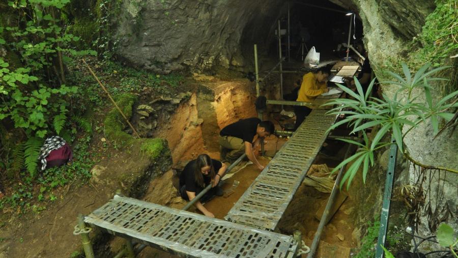 As escavacións dos niveis do  Paleolítico medio (nivel 3) e  Paleolítico superior (nivel 2) permitiron caracterizar os restos materiais asociados e tipo de ocupación que tivo lugar na entrada da cavidade