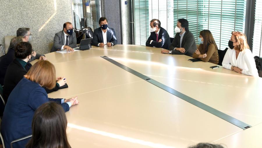 O obxecto desta reunión foi consensuar unha postura común de cara ás negociacións que se están a desenvolver para que esta Facultade conforme “un proxecto prioritario” dentro do Plan de Infraestruturas que a USC negocia co goberno autonómico. FOTO: Santi Alvite O obxecto desta reunión foi consensuar unha postura común de cara ás negociacións que se están a desenvolver para que esta Facultade conforme “un proxecto prioritario” dentro do Plan de Infraestruturas que a USC negocia co goberno autonómico.
