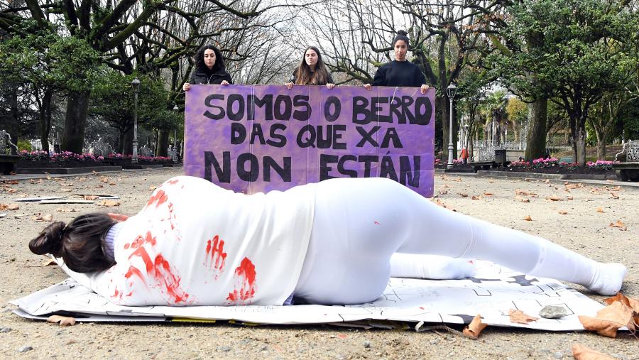 Intervención na rúa de alumnado de Ciencias da Educación co gallo do Día Internacional da Eliminación da Violencia contra as Mulleres. FOTO: Santi Alvite