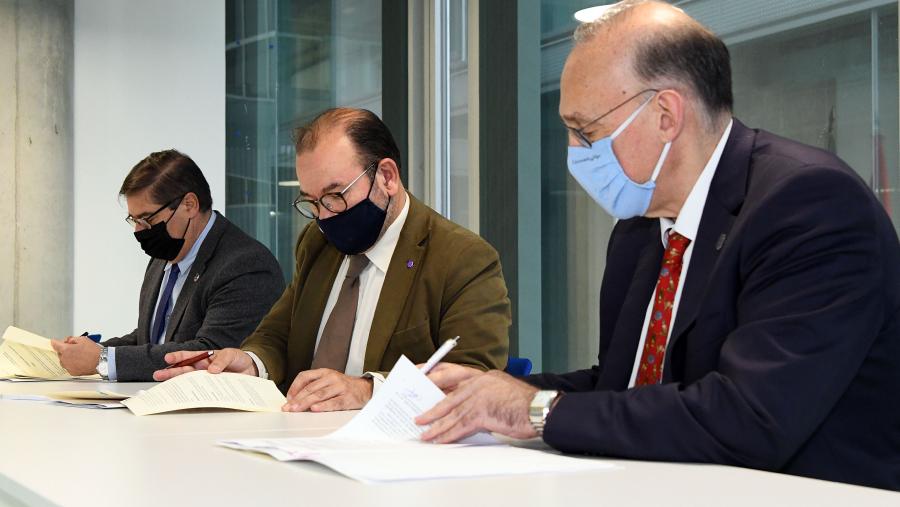 De esquerda a dereita, os reitores Julio E. Abalde (UDC), Antonio López (USC) e Manuel Joaquín Reigosa (UVIGO). Foto: Santi Alvite De esquerda a dereita, os reitores Julio E. Abalde (UDC), Antonio López (USC) e Manuel Joaquín Reigosa (UVIGO). Foto: Santi Alvite