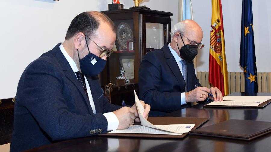 Antonio López e Fernando Suanzes asinando o convenio. FOTO: Santi Alvite