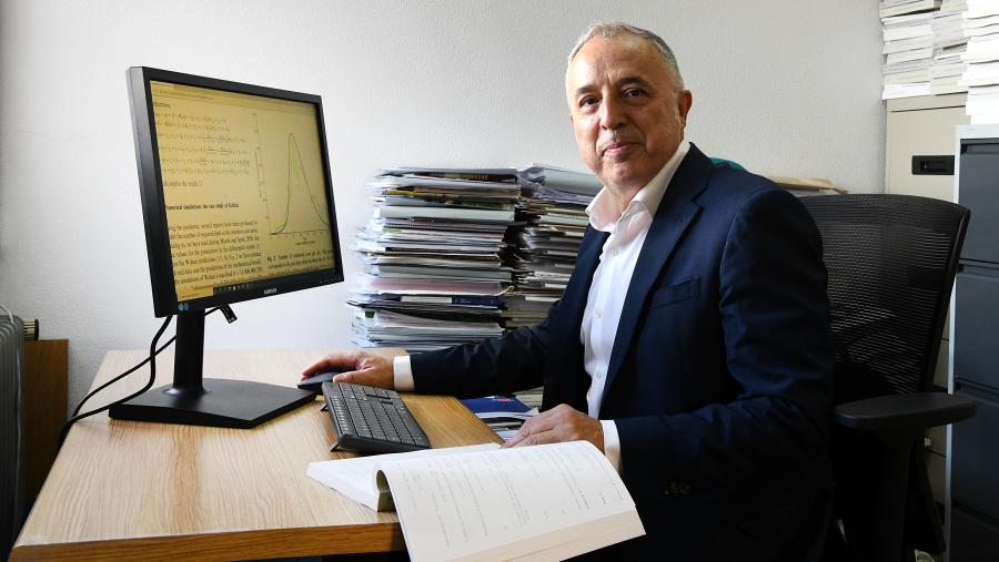 Juan José Nieto lidera o grupo de investigación ‘Ecuacións diferenciais non lineares’. FOTO: Santi Alvite Juan José Nieto