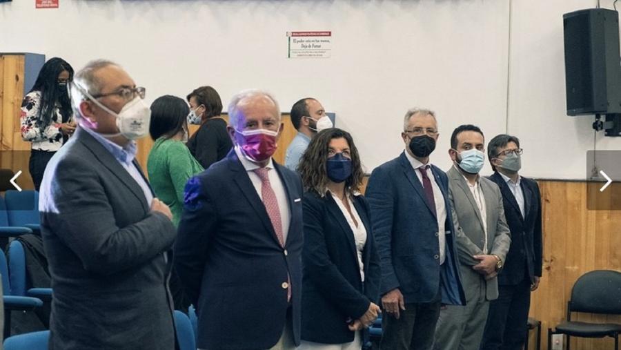 Ángeles Romero, no centro, entre José Carlos Otero e Agustín Merino, e outros responsables académicos de Ecuador Ángeles Romero, no centro, entre José Carlos Otero e Agustín Merino, e outros responsables académicos de Ecuador