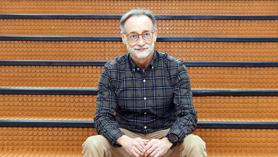 O labor investigador do profesor Sabucedo, polo que acaba de ser distinguido, céntrase no estudo de procesos psicosociais básicos e na súa aplicación a diferentes ámbitos, especialmente os de psicoloxía política e psicoloxía social e medio ambiente. FOTO: Santi Alvite O labor investigador do profesor Sabucedo, polo que acaba de ser distinguido, céntrase no estudo de procesos psicosociais básicos e na súa aplicación a diferentes ámbitos, especialmente os de psicoloxía política e psicoloxía social e medio ambiente. FOTO: Santi Alvite