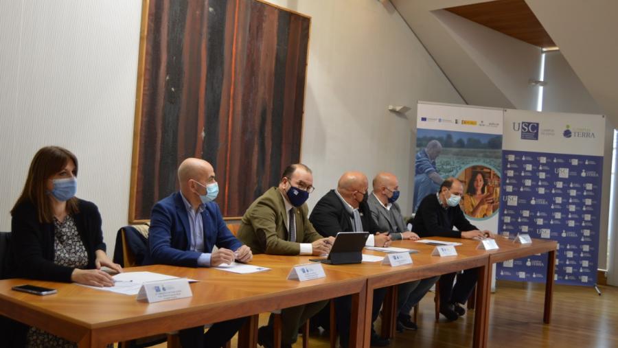 O reitor Antonio López, no centro, con representantes das asociacións implicadas no proxecto 'Nó rural'