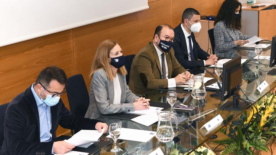 Julia González, segunda pola esquerda, reivindicou medidas contra a brecha de xénero ao igual que o reitor Antonio López. FOTO: Santi Alvite