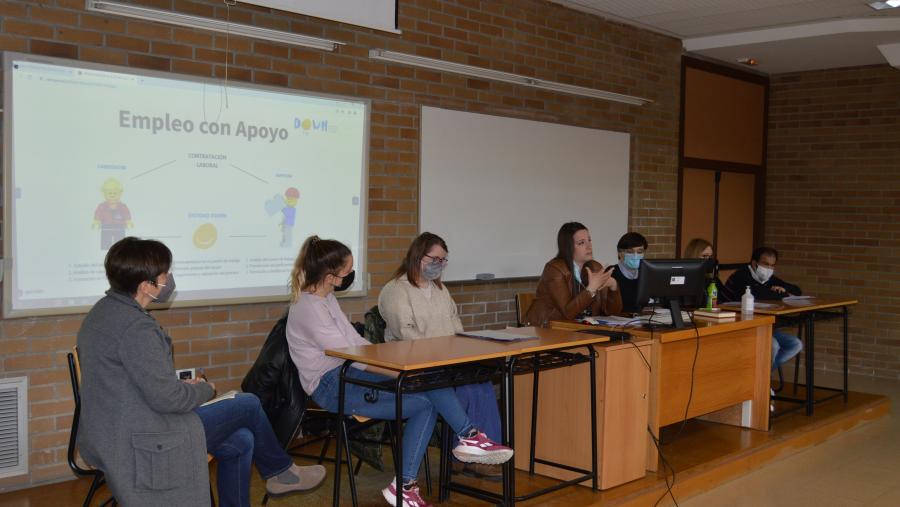 Relatores participantes no foro sobre discapacidade intelectual e emprego, na Facultade de ADE