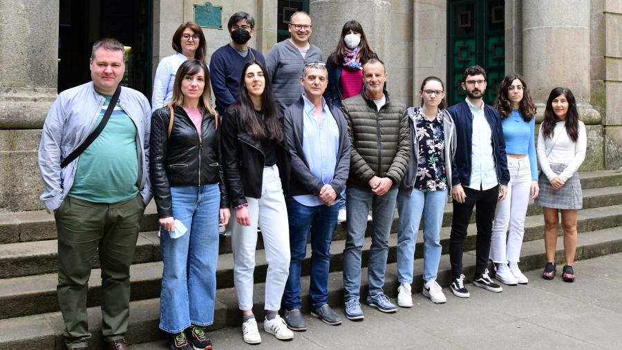Integrantes dos equipos gañadores do concurso na compaña de membros da Comisión de Normalización Lingüística da Facultade, do SNL da USC, e da totalidade do equipo decanal do centro. Foto: Santi Alvite