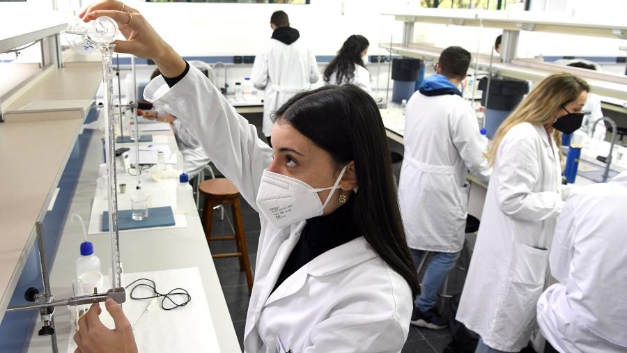 Esta é unha acción consolidada dentro das políticas de promoción da igualdade efectiva entre mulleres e homes. Imaxe de arquivo dun laboratorio da USC. FOTO: Santi Alvite Esta é unha acción consolidada dentro das políticas de promoción da igualdade efectiva entre mulleres e homes. Imaxe de arquivo dun laboratorio da USC. FOTO: Santi Alvite