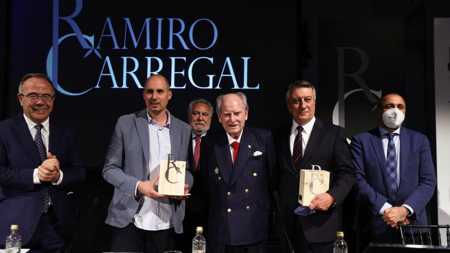 O profesor Tubío, segundo pola esquerda, recolleu o galardón nunha cerimonia que se desenvolveu en Compostela O profesor Tubío, segundo pola esquerda, recolleu o galardón nunha cerimonia que se desenvolveu en Compostela