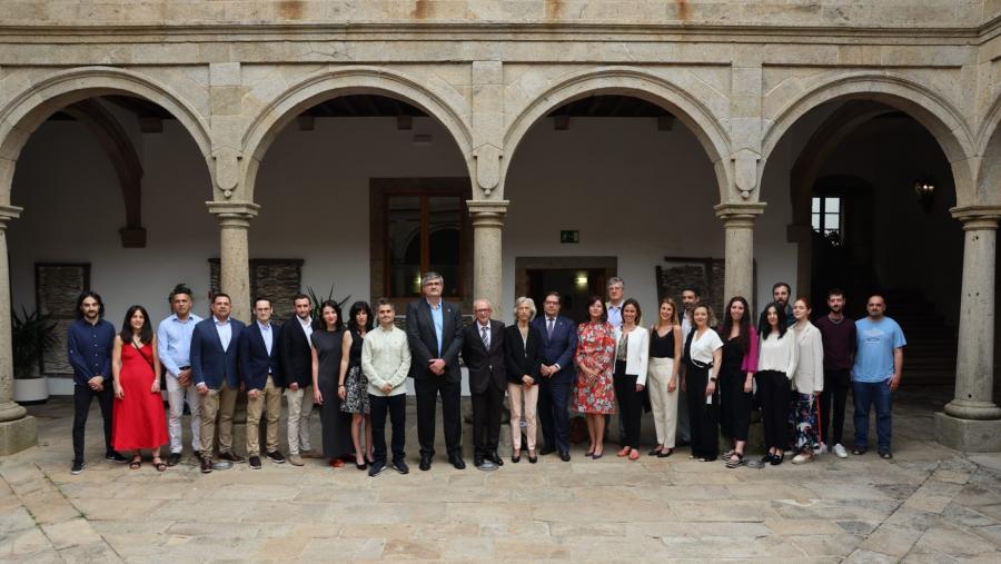 Foto de familia de todas as premiadas e premiados 