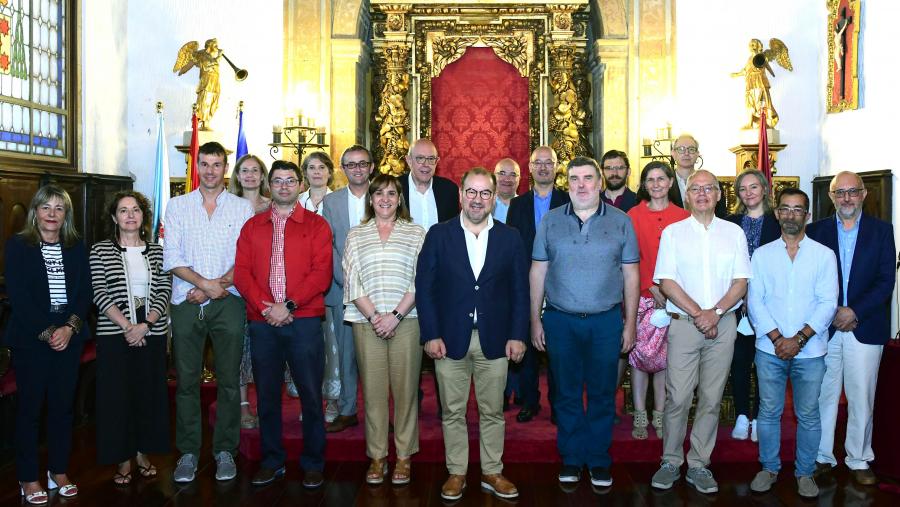 Foto de familia do reitor cos premiados e premiadas. FOTO: Santi Alvite Foto de familia do reitor cos premiados e premiadas. FOTO: Santi Alvite