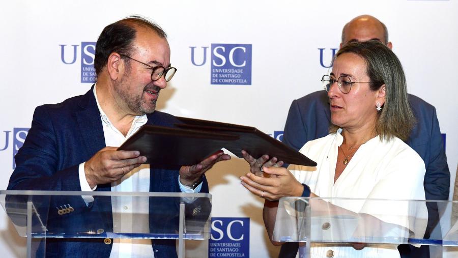 Antonio López e Ethel Vázquez na sinatura do convenio. FOTO: Santi Alvite