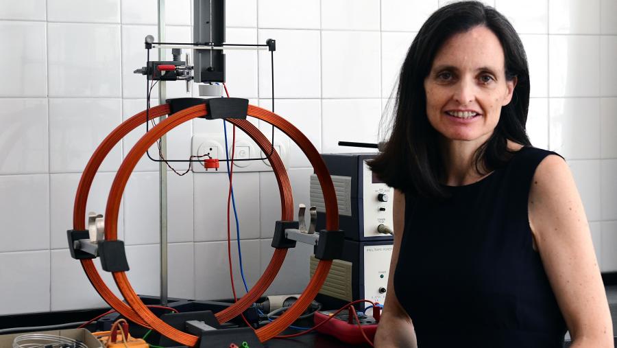 Profesora titular dende 2012, López Lago está adscrita ao Instituto de Materiais (iMATUS) da USC e a súa traxectoria investigadora céntrase no desenvolvemento de instrumentación para caracterización de materiais. FOTO: Santi Alvite