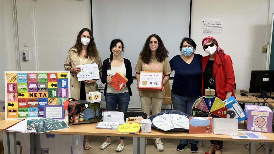 De esquerda a dereita, Eva Villar (profesora), Belén Gavín (ARABÍAS), Micaela Rodríguez (alumna), Zeltia Martínez e Emma Mayo (profesoras), coa selección de materiais entregados
