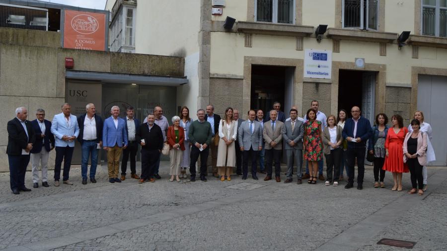 Alcaldes e alcaldesas da provincia de Lugo co reitor Antonio López e outros membros do equipo de goberno da USC Alcaldes e alcaldesas da provincia de Lugo co reitor Antonio López e outros membros do equipo de goberno da USC