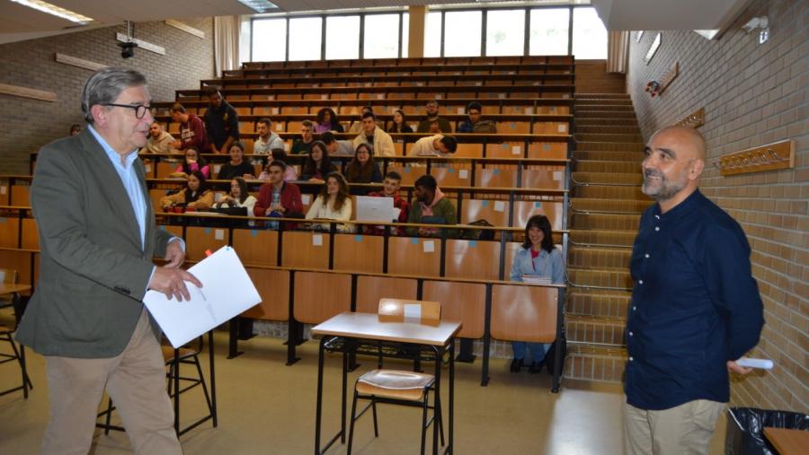 Salustiano Velo e Roberto Bande, na sesión con estudantado do grao en ADE Salustiano Velo e Roberto Bande, na sesión con estudantado do grao en ADE