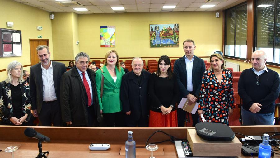 Homenaxe ao profesor Manuel Botana na celebración do vixésimo aniversario deste centro de estudos e investigación. FOTO: Santi Alvite Homenaxe ao profesor Manuel Botana na celebración do vixésimo aniversario deste centro de estudos e investigación. FOTO: Santi Alvite